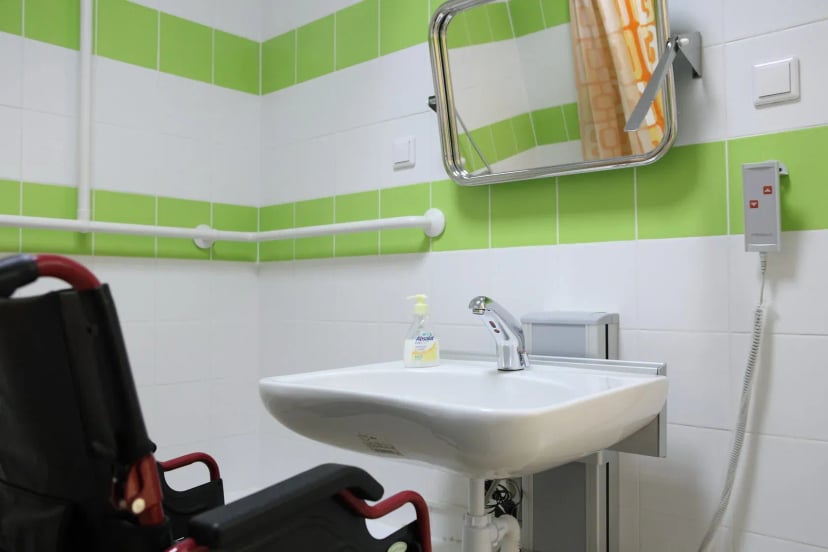 Оборудованный санузел в Клиническом Институте Мозга